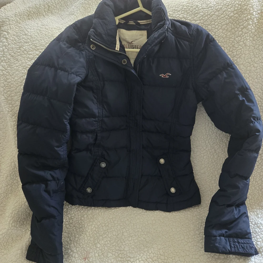 Hollister Women's Dark Blue Puffer Jacket - Picture 1 of 4